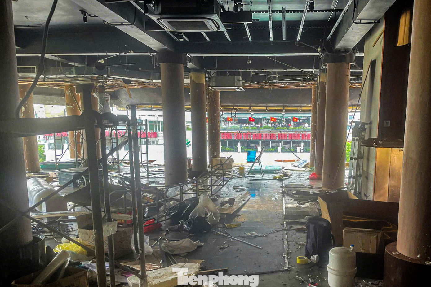 Các cửa hàng khu vực tầng trên dọn dẹp, vận chuyển đồ từ sáng 21/4. Các cửa hàng khu vực tầng trên dọn dẹp, vận chuyển đồ từ sáng 21/4.