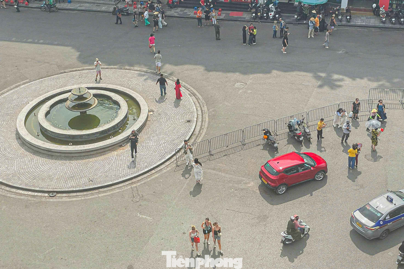 Đại diện Sở Quy hoạch - Kiến trúc Hà Nội nhận định: việc phá dỡ “Hàm cá mập” không chỉ là bước chỉnh trang đô thị mà còn là cơ hội vàng để kết nối không gian hồ Hoàn Kiếm, phố cổ với các tuyến phố liền kề như Đinh Liệt, Cầu Gỗ, tạo thành một chỉnh thể không gian văn hóa và giao thông phục vụ người dân. Đại diện Sở Quy hoạch - Kiến trúc Hà Nội nhận định: việc phá dỡ “Hàm cá mập” không chỉ là bước chỉnh trang đô thị mà còn là cơ hội vàng để kết nối không gian hồ Hoàn Kiếm, phố cổ với các tuyến phố liền kề như Đinh Liệt, Cầu Gỗ, tạo thành một chỉnh thể không gian văn hóa và giao thông phục vụ người dân.