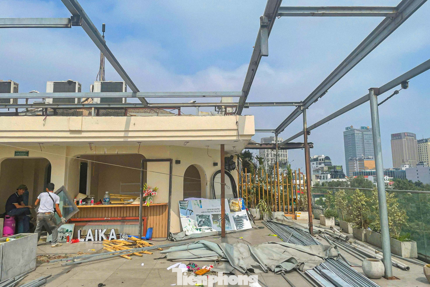 Khu vực tầng trên cùng của tòa nhà Hàm cá mập đang được tháo dỡ toàn mái, khung sắt. Khu vực tầng trên cùng của tòa nhà Hàm cá mập đang được tháo dỡ toàn mái, khung sắt.