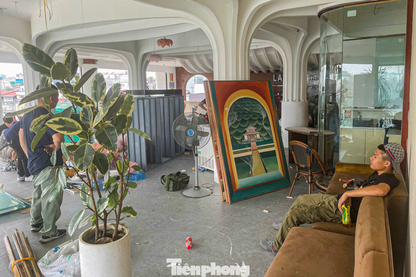 Nhân viên nhà hàng cho biết họ huy động hàng chục người để vận chuyển đồ đạc ra khỏi Hàm cá mập trong hai ngày. Nhân viên nhà hàng cho biết họ huy động hàng chục người để vận chuyển đồ đạc ra khỏi Hàm cá mập trong hai ngày.