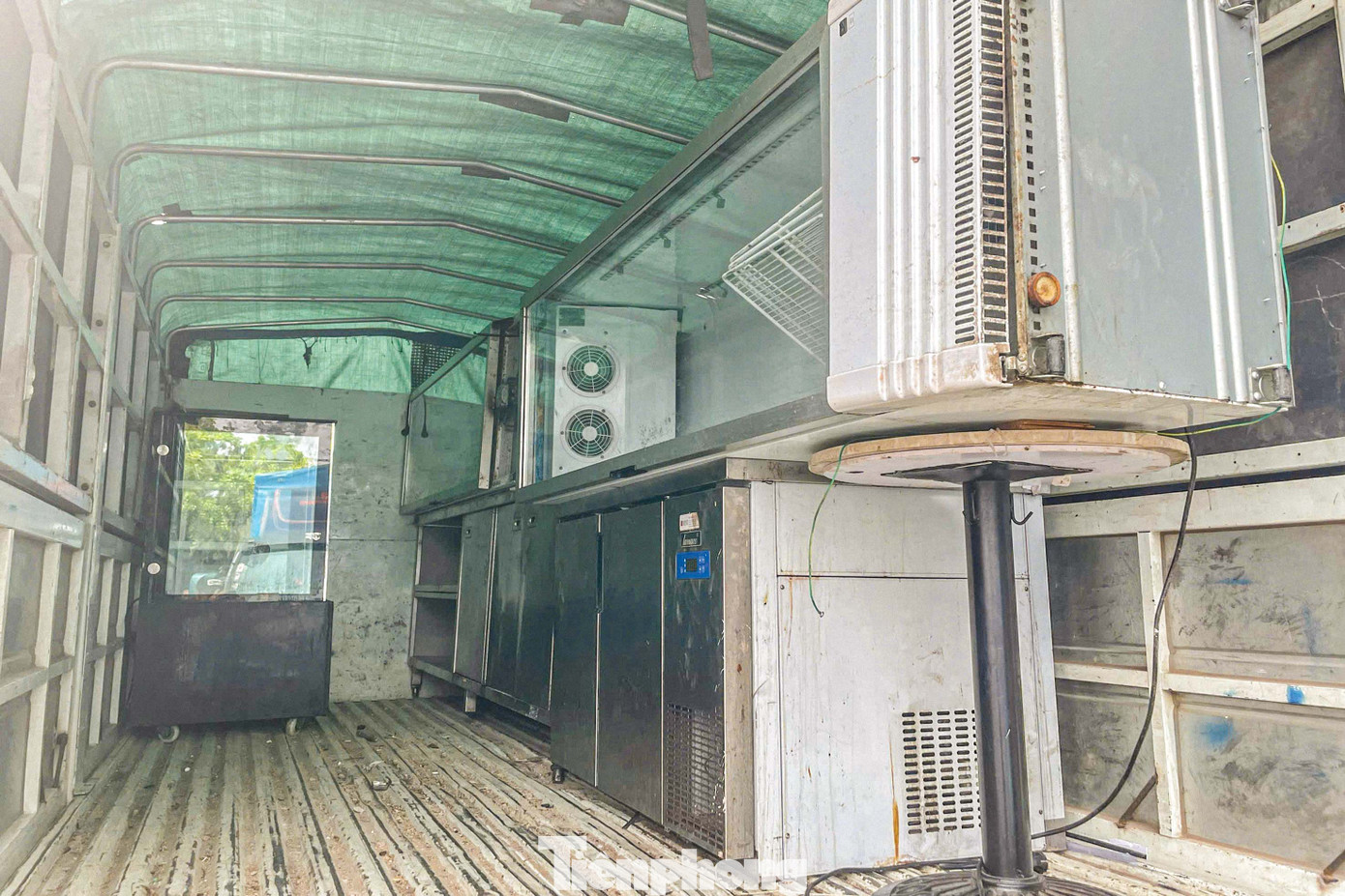 Các xe tải nối đuôi nhau vận chuyển đồ đạc ra khỏi khu vực Hàm cá mập. Các xe tải nối đuôi nhau vận chuyển đồ đạc ra khỏi khu vực Hàm cá mập.