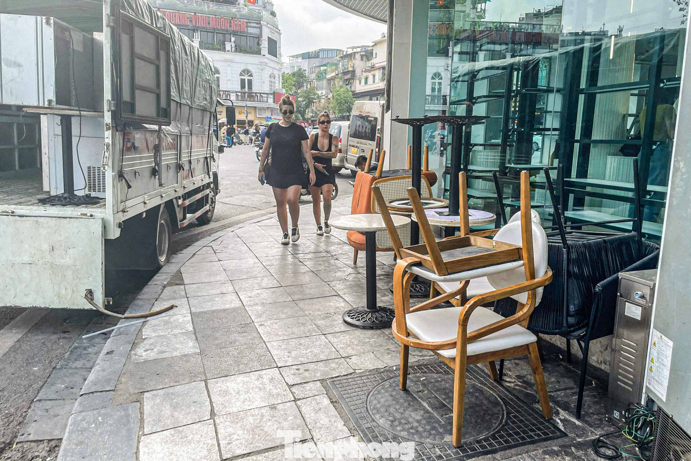 Bàn ghế được xếp ngoài vỉa hè chuẩn bị di dời. Bàn ghế được xếp ngoài vỉa hè chuẩn bị di dời.