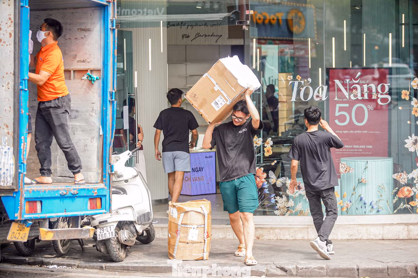 Một số cửa hàng kinh doanh ở tầng một bắt đầu tháo dỡ, vận chuyển đồ đạc ra khỏi Hàm Cá mập.