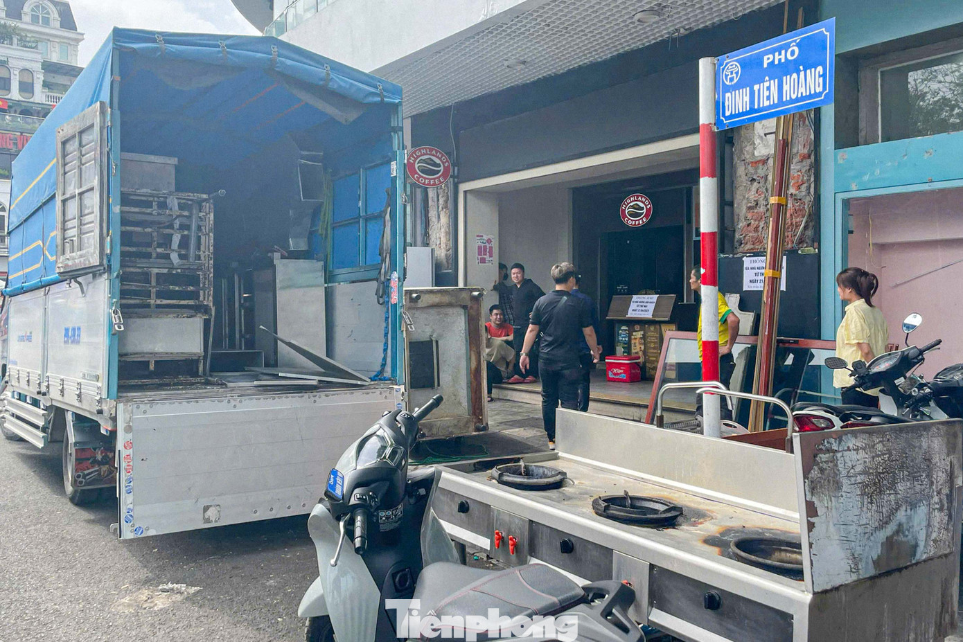 Các xe tải nối đuôi nhau vận chuyển đồ đạc ra khỏi khu vực Hàm cá mập. Các xe tải nối đuôi nhau vận chuyển đồ đạc ra khỏi khu vực Hàm cá mập.