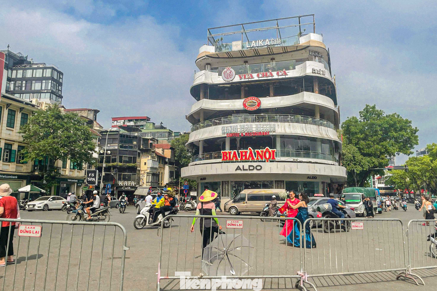 Tòa nhà Hàm cá mập tọa lạc trên "đất vàng" tại số 1 - 3 - 5 Đinh Tiên Hoàng, cạnh hồ Hoàn Kiếm (Hà Nội) sắp phá bỏ trong thời gian tới để chỉnh trang đô thị. Tòa nhà Hàm cá mập tọa lạc trên "đất vàng" tại số 1 - 3 - 5 Đinh Tiên Hoàng, cạnh hồ Hoàn Kiếm (Hà Nội) sắp phá bỏ trong thời gian tới để chỉnh trang đô thị.