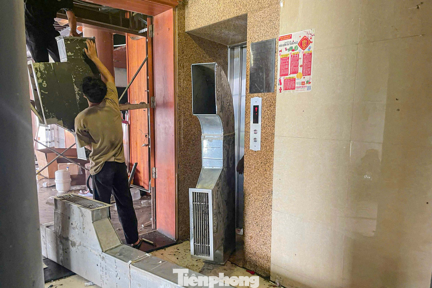 Hệ thống hút khói, lọc gió được tháo dỡ. Hệ thống hút khói, lọc gió được tháo dỡ.