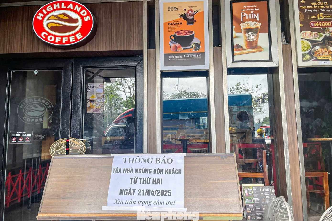 Nhà hàng, quán cafe, hộ kinh doanh... đồng loạt thông báo ngừng đón khách từ hôm nay (21/4). Nhà hàng, quán cafe, hộ kinh doanh... đồng loạt thông báo ngừng đón khách từ hôm nay (21/4).