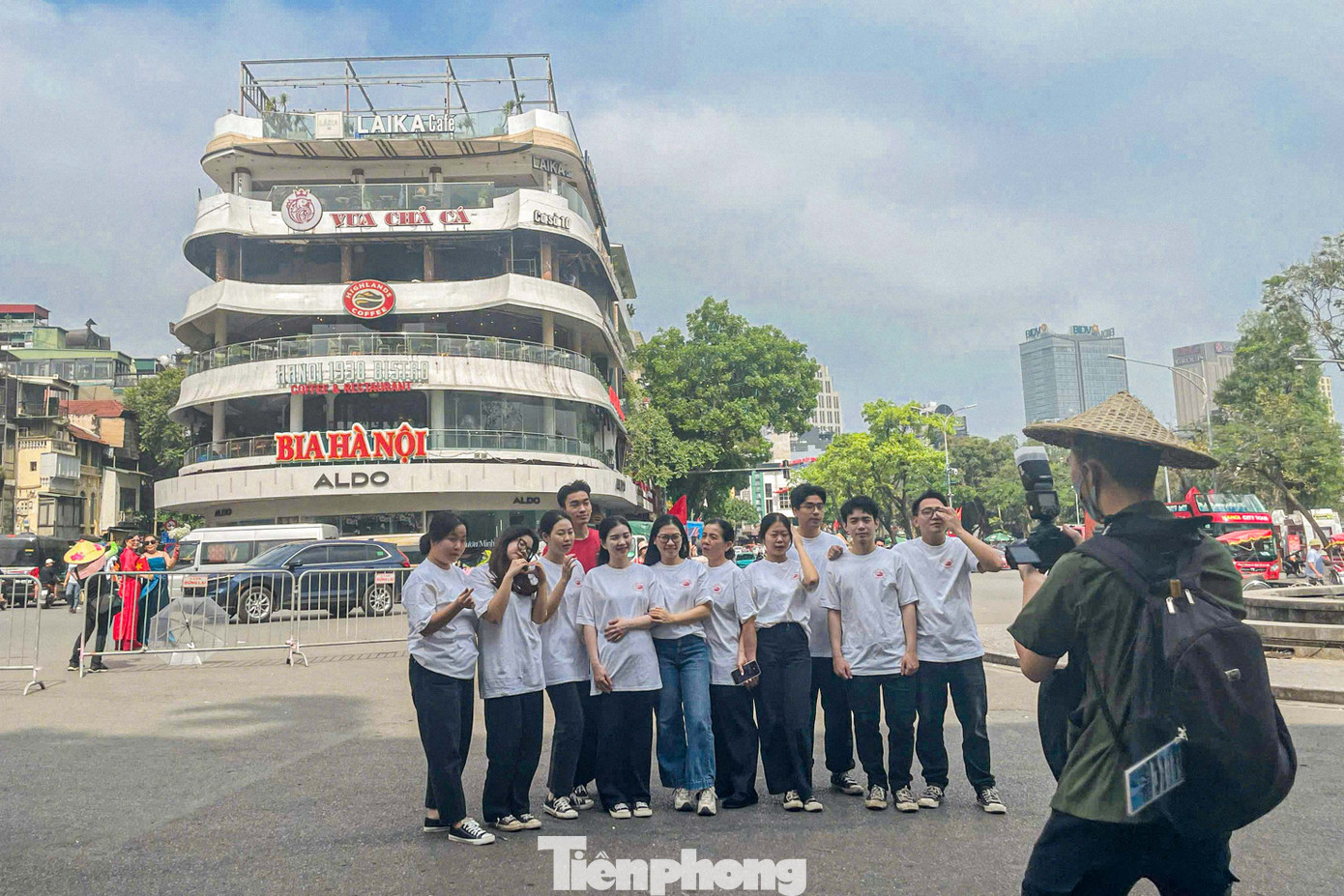 Một nhóm nhân viên chụp ảnh kỷ niệm nơi mình đã làm việc. Một nhóm nhân viên chụp ảnh kỷ niệm nơi mình đã làm việc.