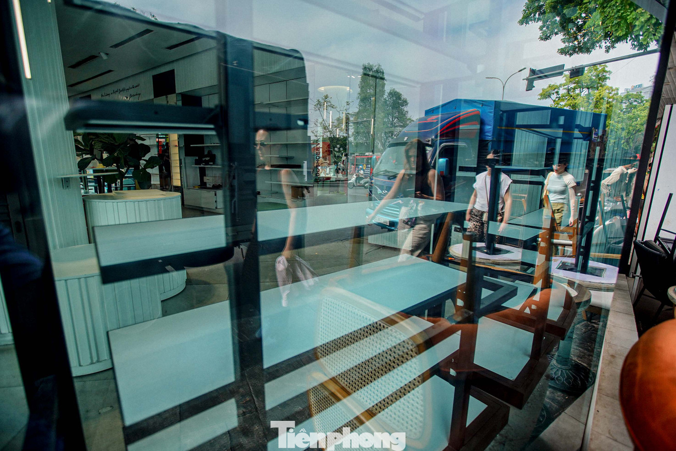 Các kệ trưng bày tại cửa hàng tầng 1 trống trơn. Các kệ trưng bày tại cửa hàng tầng 1 trống trơn.