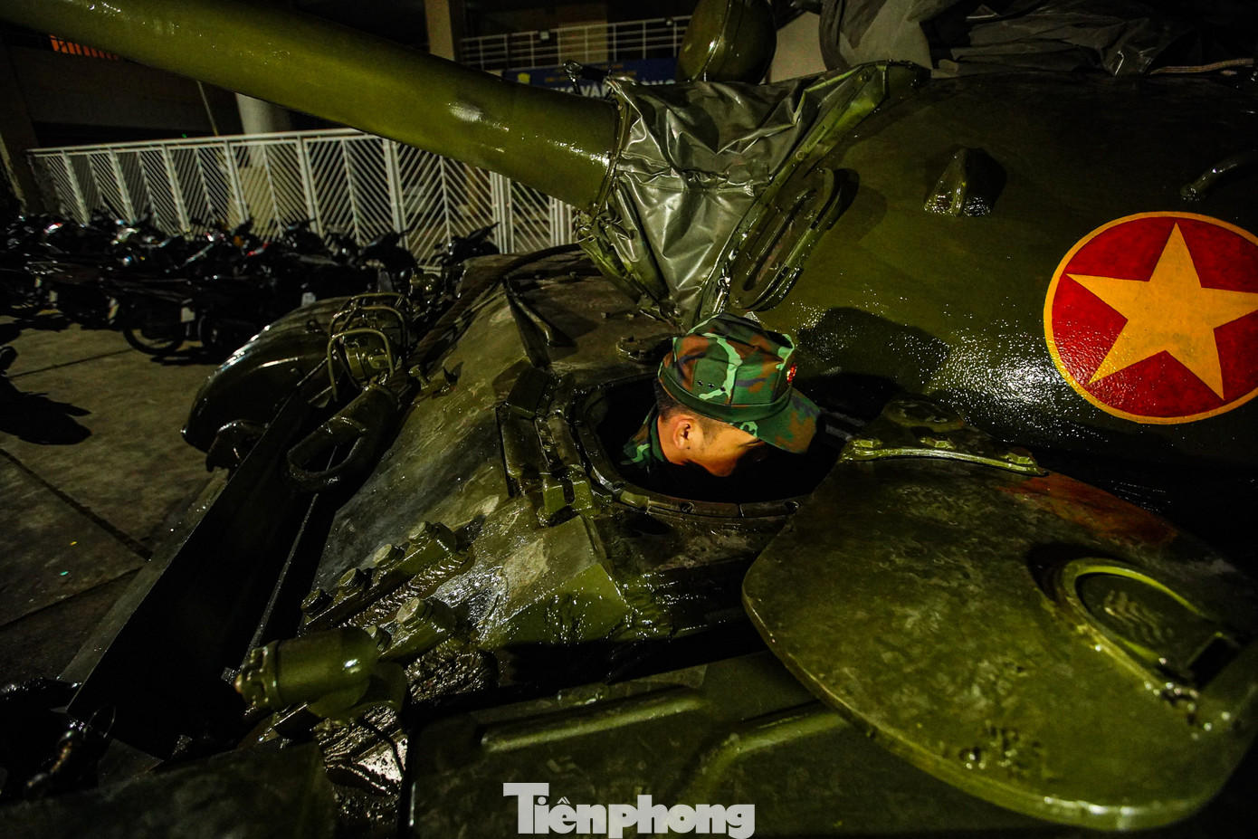 Ông Tú chia sẻ thêm, trong chương trình, hai chiếc xe tăng sẽ thể hiện màn trình diễn thực cảnh với ý nghĩa chi viện cho chiến trường miền Nam với ca khúc nổi tiếng "Năm anh em trên một chiếc xe tăng".