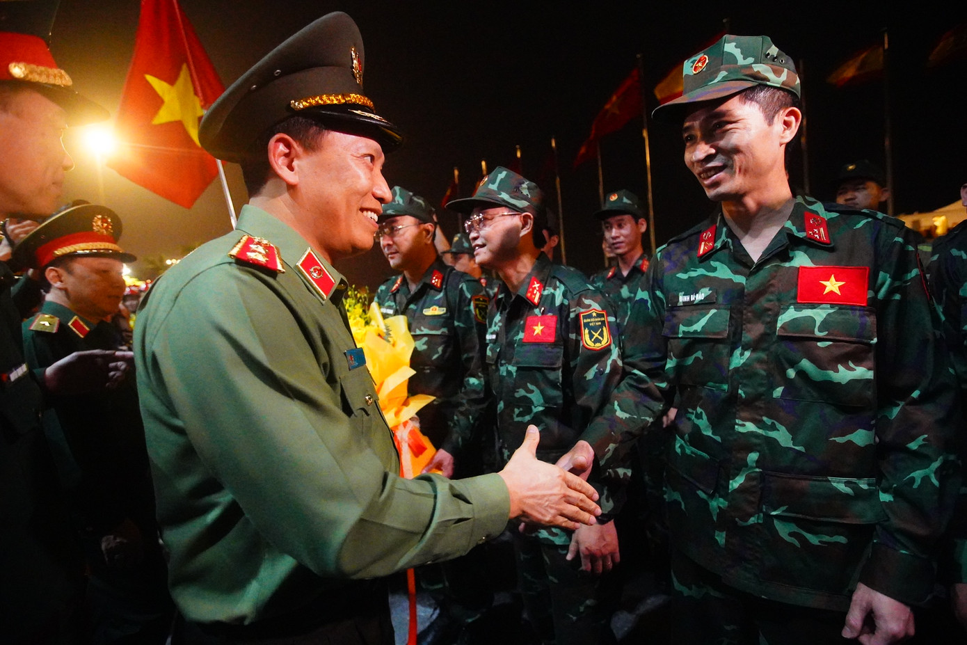 Trung tướng Lê Văn Tuyến, Thứ trưởng Bộ Công an, tặng hoa lực lượng cứu hộ, cứu nạn.