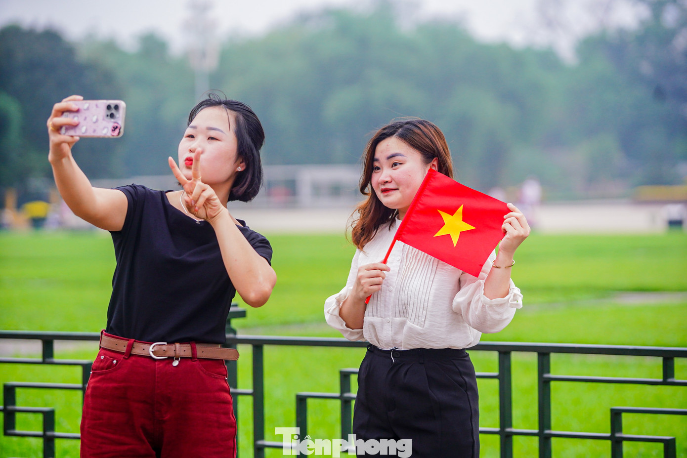 "Em muốn ghi lại những hình ảnh của mình với lá cờ đỏ sao vàng trước sự kiện lịch sử quan trọng của đất nước. Khi chụp ảnh ở đây em cảm thấy rất khác với những nơi em từng chụp, nơi đây trang nghiêm và trang trọng hơn", bạn Minh Phương (Thanh Xuân, Hà Nội) chia sẻ.