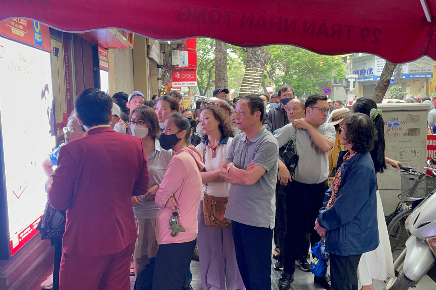 Những khách hàng đến bán vàng sẽ được ưu tiên vào trước, không phải xếp hàng. Tuy nhiên, theo quan sát, lượng khách đến bán vàng rất hiếm.