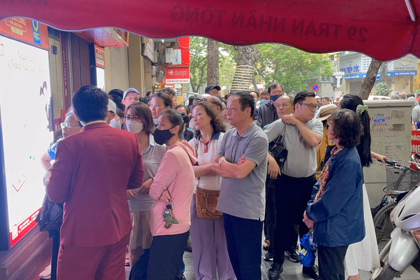 Những khách hàng đến bán vàng sẽ được ưu tiên vào trước, không phải xếp hàng. Tuy nhiên, theo quan sát, lượng khách đến bán vàng rất hiếm.