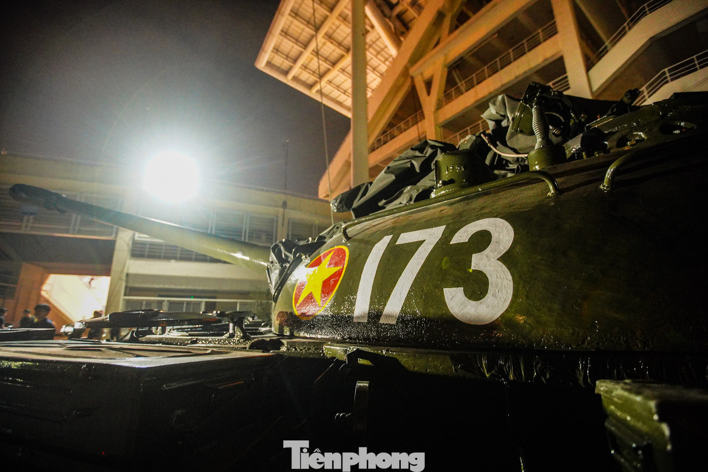 Xe tăng T-54 mang số hiệu 173.