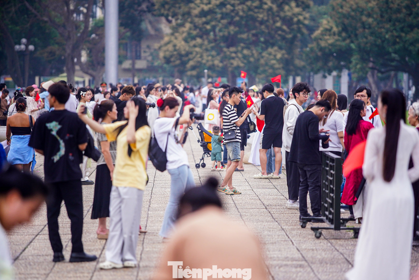 Ghi nhận của PV những ngày gần đây, đặc biệt là cuối tuần, dọc vỉa hè trên đường Độc Lập, phía trước Quảng trường Ba Đình rất đông người dân Thủ đô nô nức mặc áo dài và áo cờ... chụp ảnh và check-in cùng quốc kỳ trước thềm đại lễ 30/4.