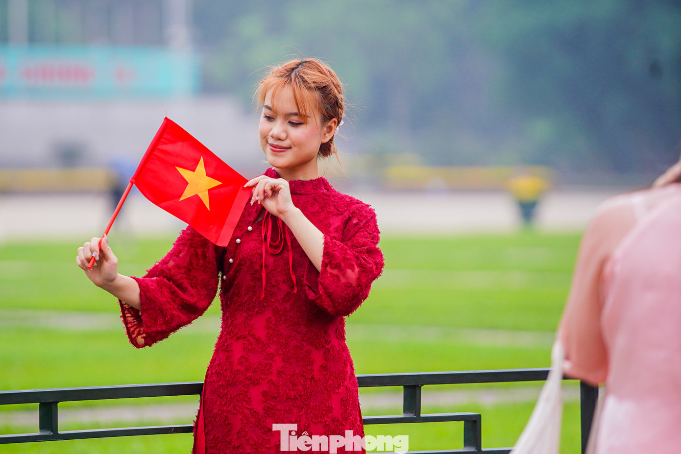 "Em muốn ghi lại những hình ảnh của mình với lá cờ đỏ sao vàng trước sự kiện lịch sử quan trọng của đất nước. Khi chụp ảnh ở đây em cảm thấy rất khác với những nơi em từng chụp, nơi đây trang nghiêm và trang trọng hơn", bạn Minh Phương (Thanh Xuân, Hà Nội) chia sẻ.