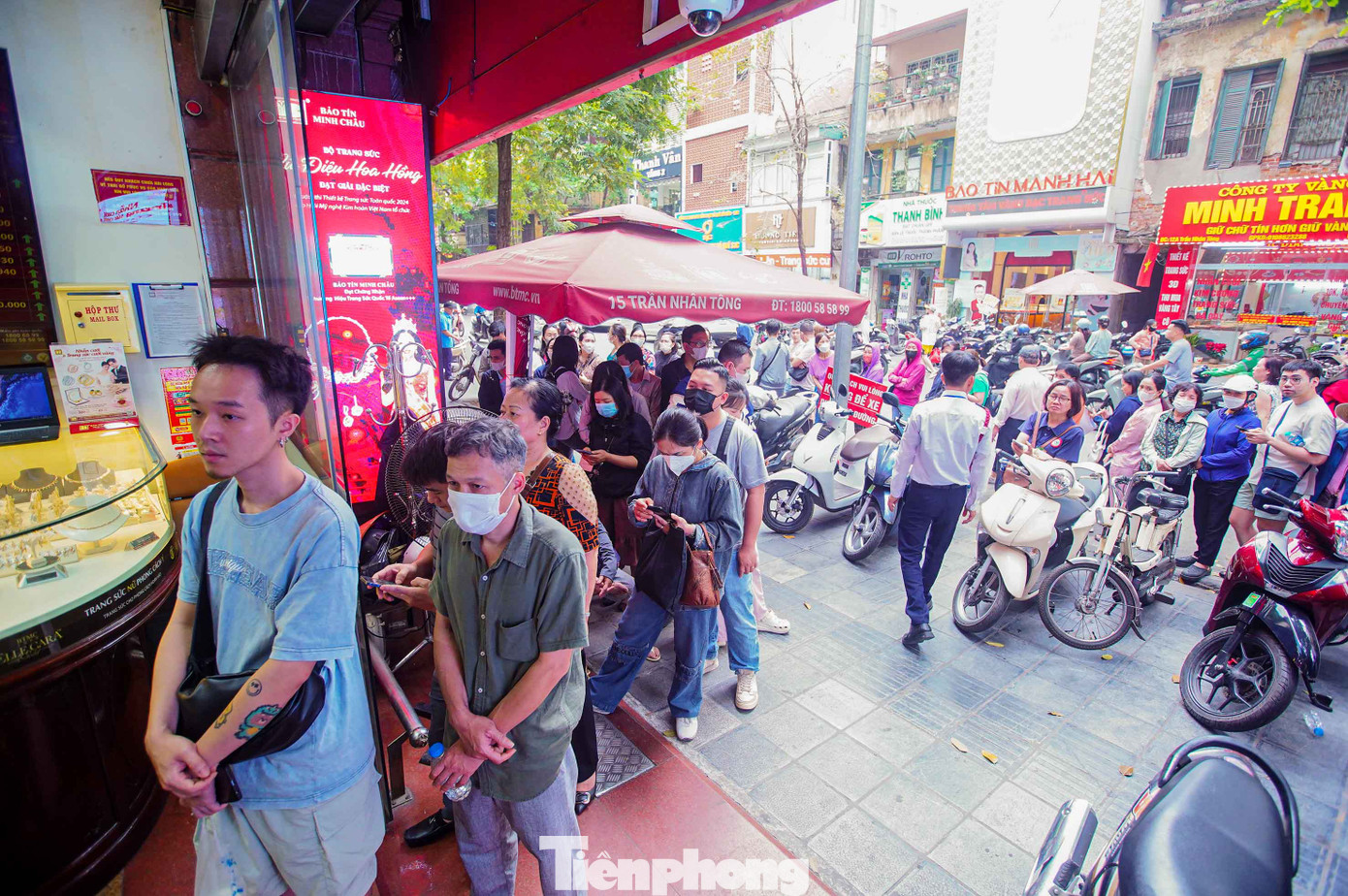 Mỗi lần nhân viên chỉ cho tối đa 10 người vào giao dịch.