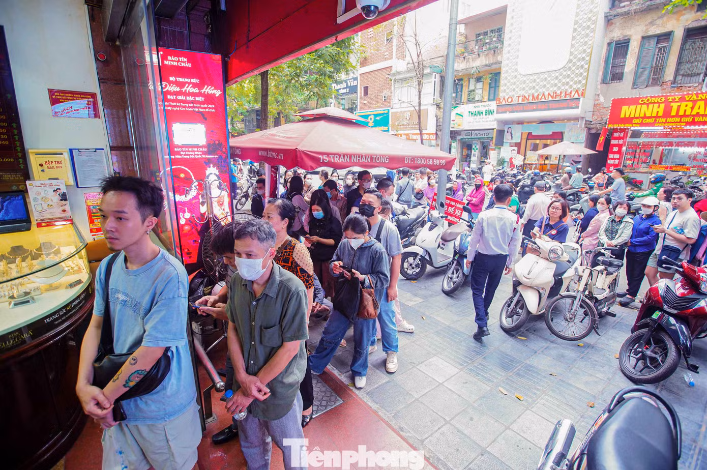 Mỗi lần nhân viên chỉ cho tối đa 10 người vào giao dịch.