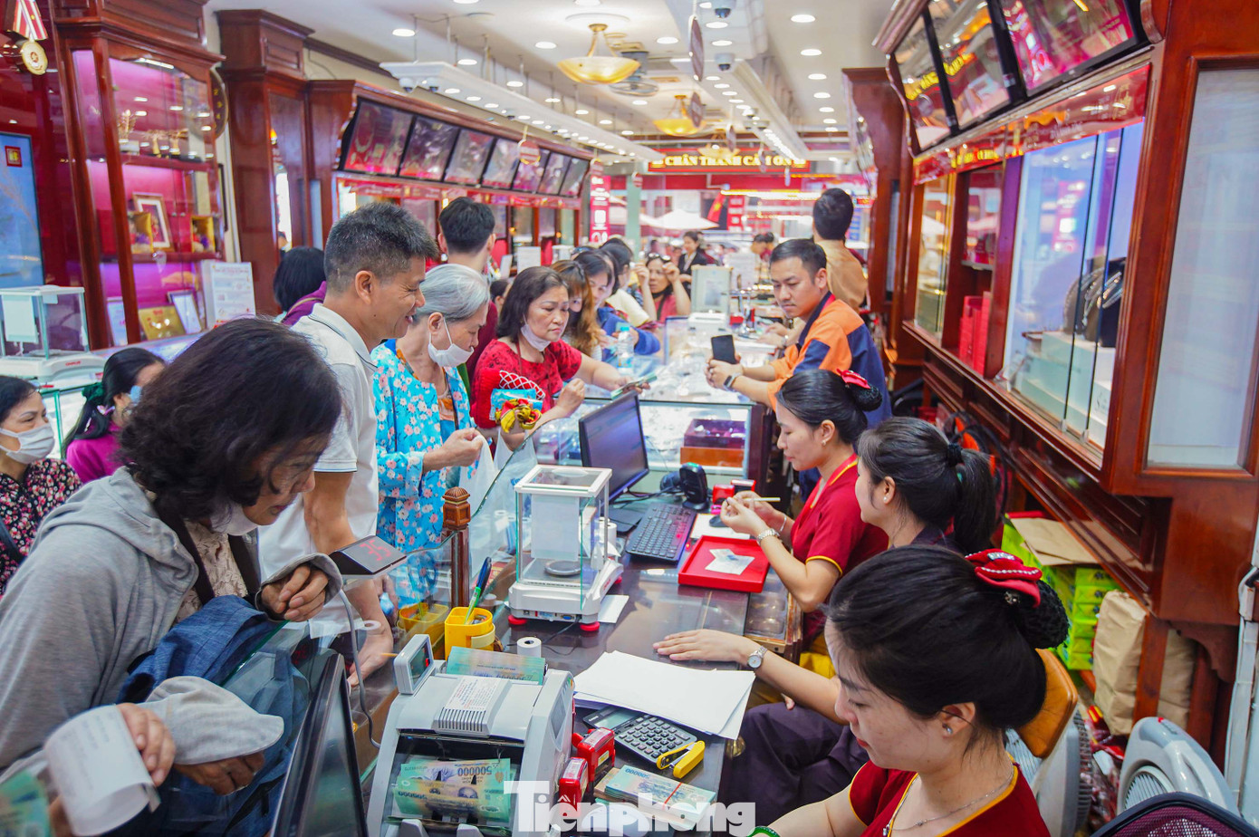 Khi giá vàng tăng mạnh, người dân vẫn đổ xô đi gom vàng