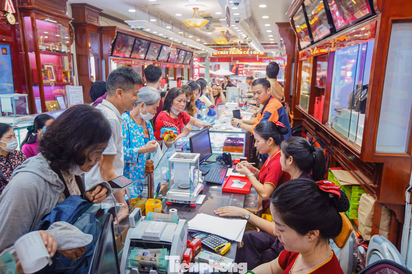 Khi giá vàng tăng mạnh, người dân vẫn đổ xô đi gom vàng