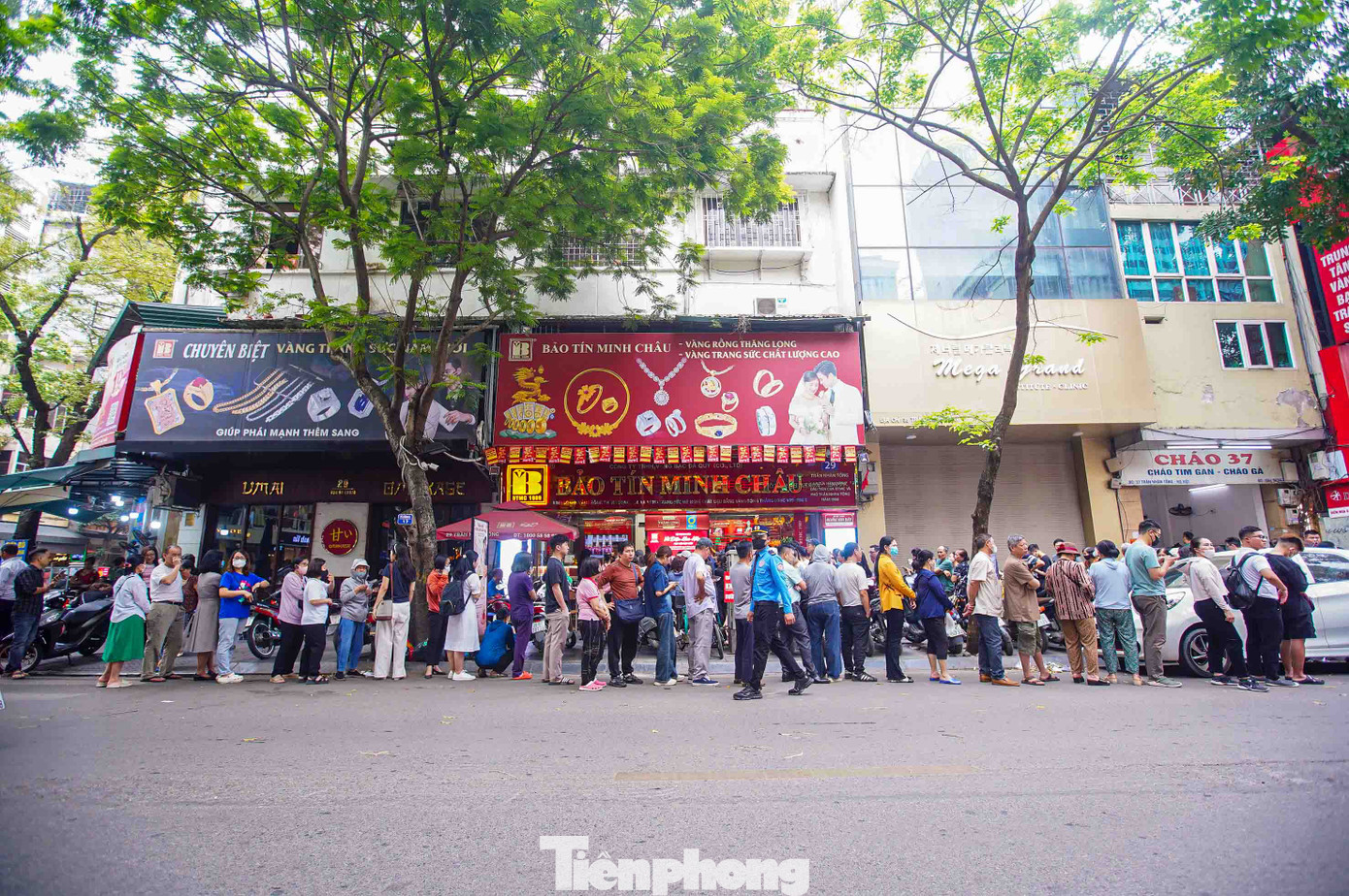 Theo ghi nhận của PV, sáng 18/4, hàng trăm người đã đến từ rất sớm khi cửa hàng chưa mở cửa, xếp hàng dài từ bên trong ra ngoài vỉa hè, lòng đường khiến khu "phố vàng" Trần Nhân Tông nhộn nhịp chưa từng có.