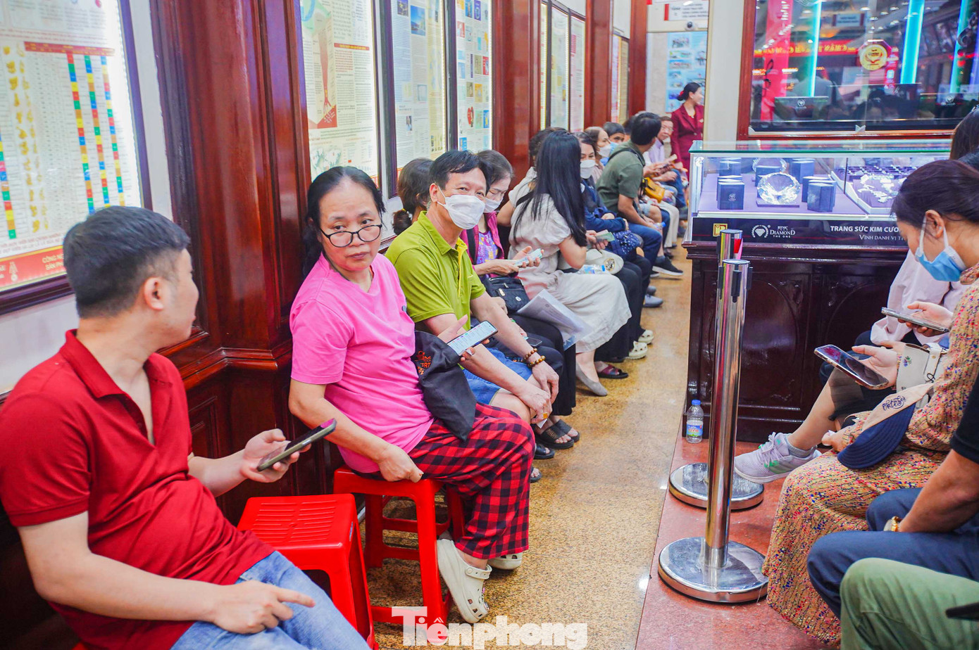 Phía bên trong cửa hàng, người đứng người ngồi chật kín lối đi.