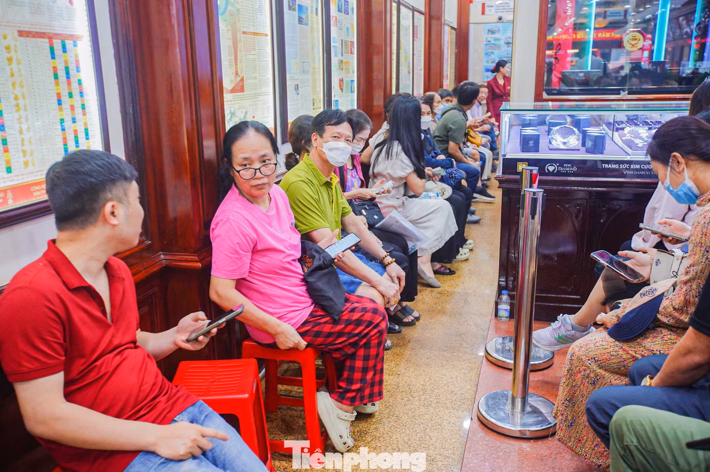 Phía bên trong cửa hàng, người đứng người ngồi chật kín lối đi.