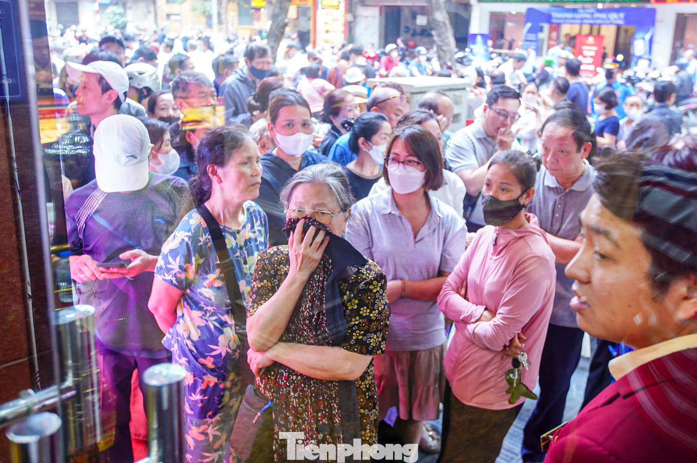 Nhiều người đến từ 6h sáng, trước giờ mở cửa vài tiếng đồng hồ.