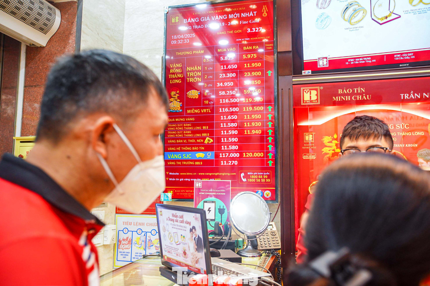 Vào lúc 9h, Công ty Vàng bạc đá quý Sài Gòn, Tập đoàn Doji, Công TNHH Bảo Tín Minh Châu niêm yết giá vàng miếng SJC 117 - 120 triệu đồng/lượng, tăng mạnh 1,5 triệu đồng/lượng mua vào, 2 triệu đồng/lượng bán ra so với đầu giờ sáng. Chênh lệch mua vào - bán ra 3 triệu đồng/lượng.