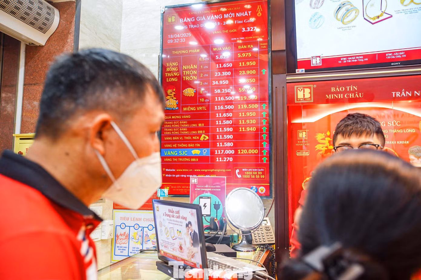 Vào lúc 9h, Công ty Vàng bạc đá quý Sài Gòn, Tập đoàn Doji, Công TNHH Bảo Tín Minh Châu niêm yết giá vàng miếng SJC 117 - 120 triệu đồng/lượng, tăng mạnh 1,5 triệu đồng/lượng mua vào, 2 triệu đồng/lượng bán ra so với đầu giờ sáng. Chênh lệch mua vào - bán ra 3 triệu đồng/lượng.