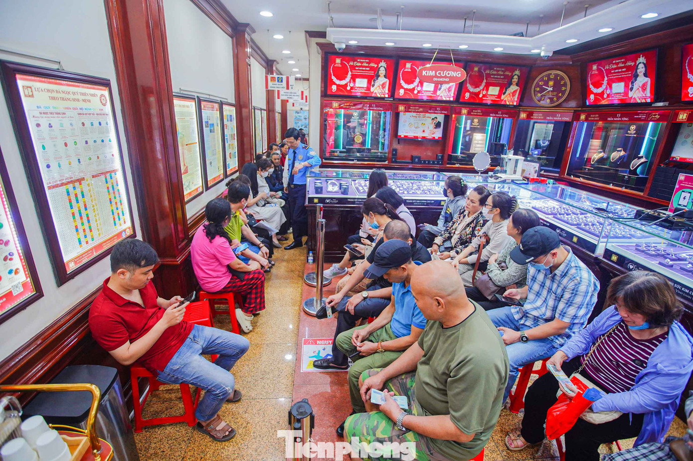 Phía bên trong cửa hàng, người đứng người ngồi chật kín lối đi.