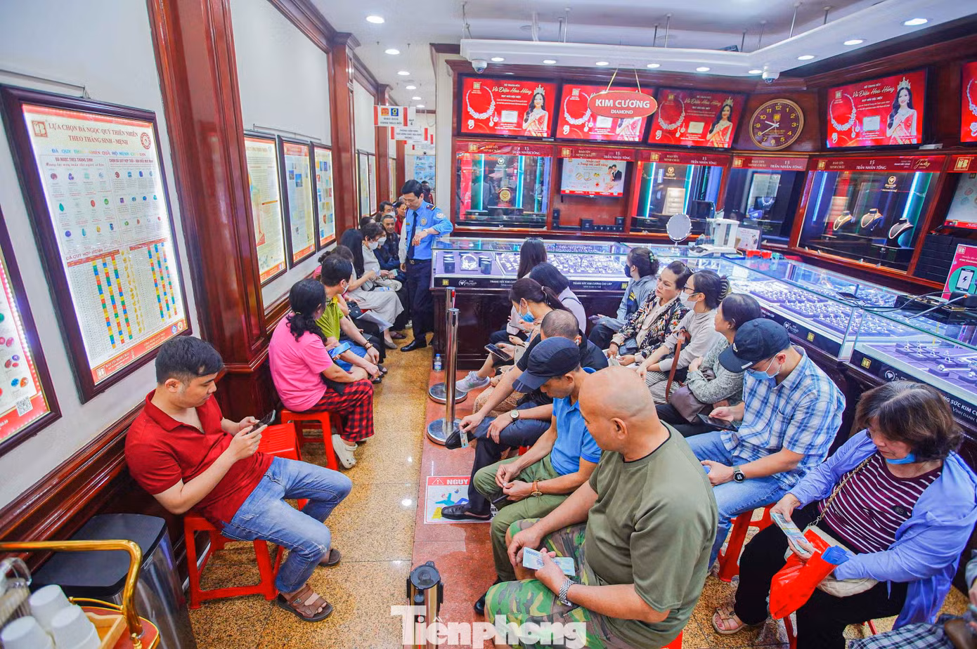 Phía bên trong cửa hàng, người đứng người ngồi chật kín lối đi.