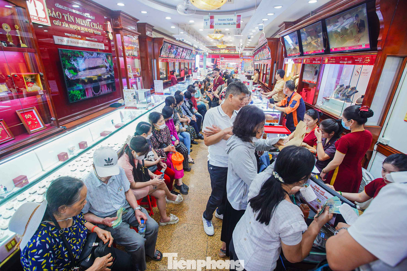 Cảnh xếp hàng bên trong cửa hàng vàng chờ đến giao dịch