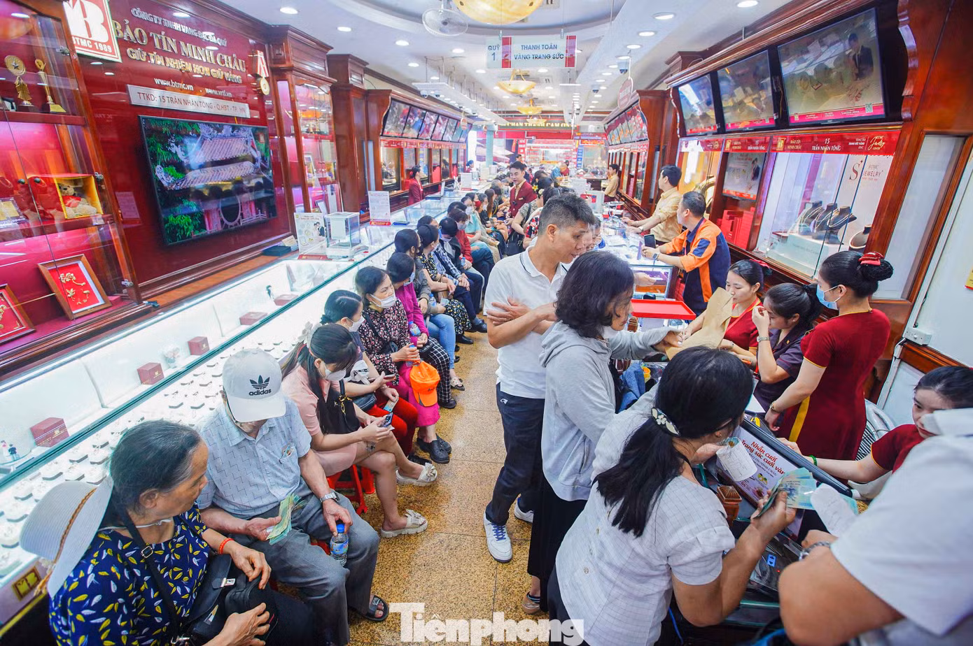 Cảnh xếp hàng bên trong cửa hàng vàng chờ đến giao dịch