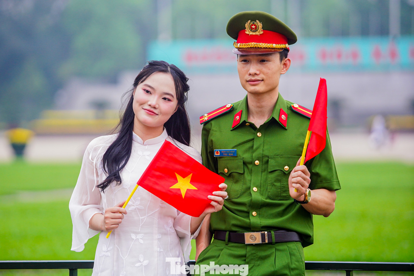 Một đôi bạn trẻ với quân phục và áo dài đến chụp ảnh trên Quảng trường Ba Đình trước đại lễ 30/4.