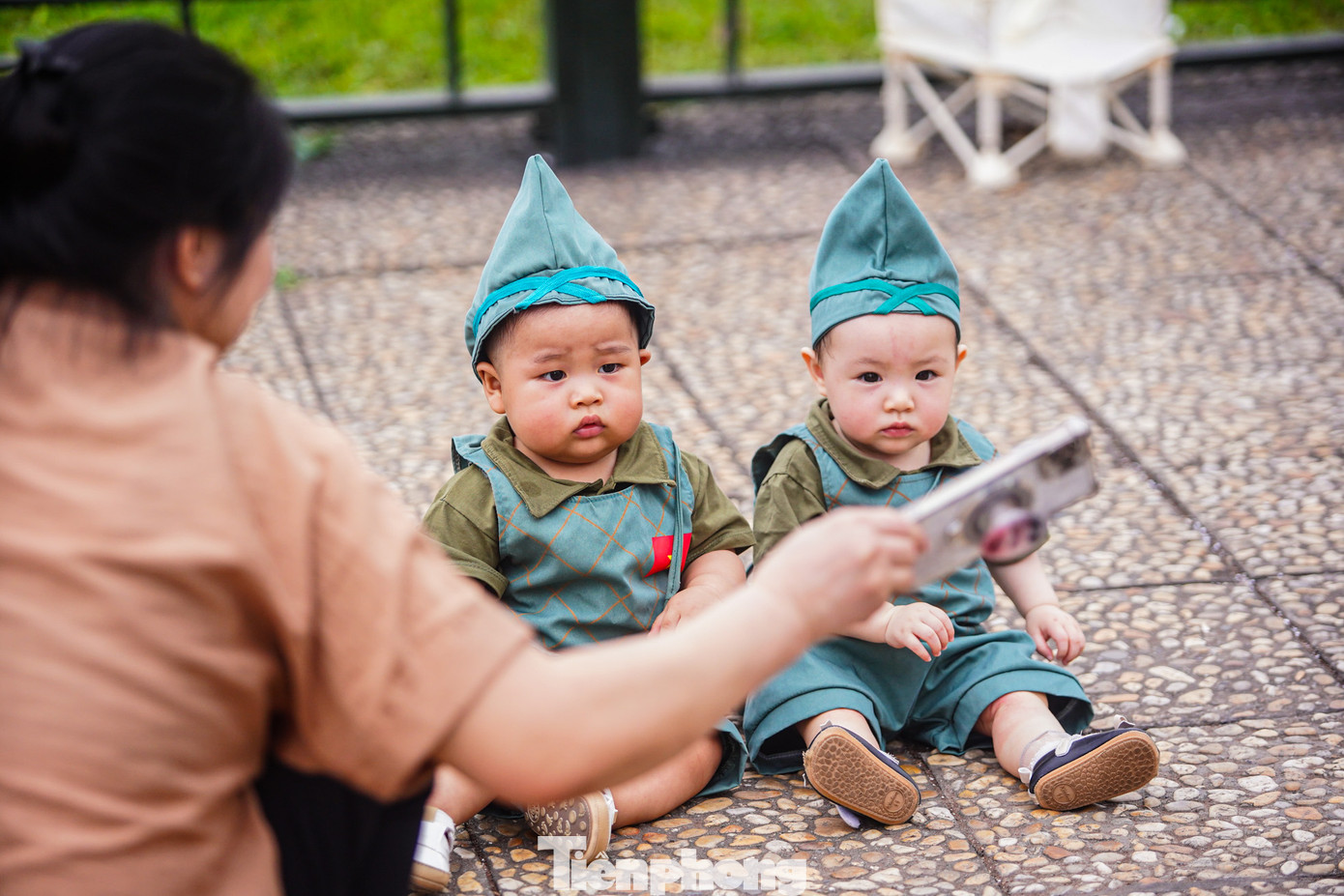 Nhiều em bé dưới 1 tuổi được phụ huynh sắm những trang phục đậm chất bộ đội xuất hiện tại Quảng trường Ba Đình.