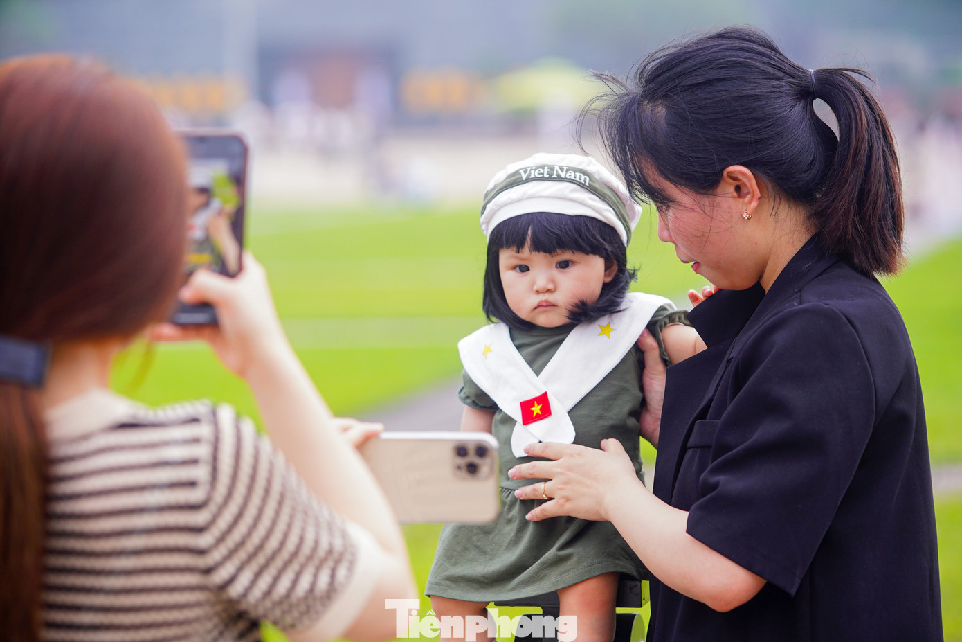 Nhiều em bé dưới 1 tuổi được phụ huynh sắm những trang phục đậm chất bộ đội xuất hiện tại Quảng trường Ba Đình.