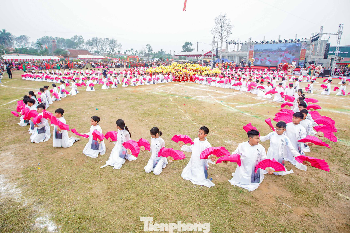 Hình ảnh lá cờ, hoa sen được hàng trăm em học sinh trình diễn.