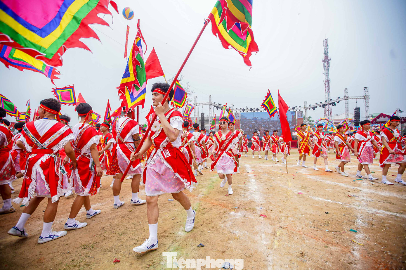 Tiếng hò reo vang lên liên tục khi thực hiện nghi thức.