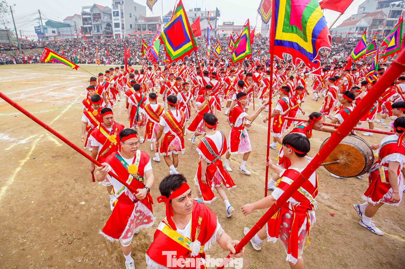 Đặc biệt, người tướng cầm lá cờ đại phướn thể hiện những động tác phá vòng vây đầy tài nghệ và uyển chuyển.