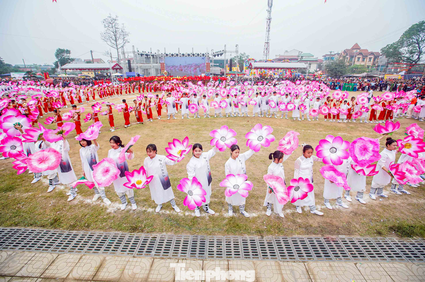Theo người dân chia sẻ. Để có màn đồng diễn đặc biệt này, cả thầy cô và hàng trăm em học sinh trên địa bàn xã đã tranh thủ tập luyện sau giờ học trong vòng một tháng qua.