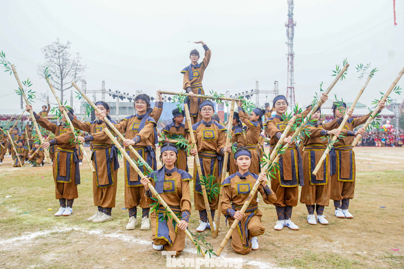 Tiết mục đồng diễn với 6 bài hát đã tạo điểm nhấn cho lễ hội truyền thống xã Dương Liễu 2025.