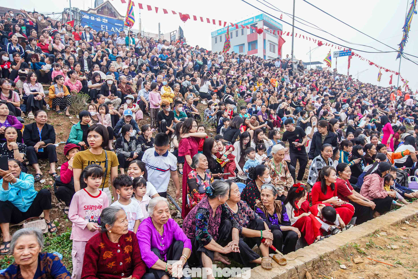 Hàng nghìn người dân địa, du khách thập phương đến tham dự lễ hội, vây kín sân chứng kiến lễ Nghiềm quân.