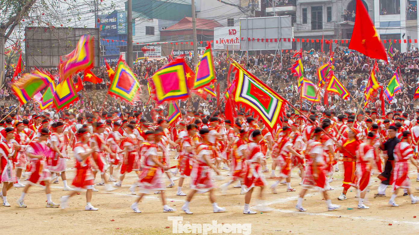 Các trai đinh đầu quấn khăn đỏ, hai vai có hai khăn đỏ vắt chéo xuống thắt lưng, có hai tràng mạng ở giữa ngực cài bông hoa hồng, khố đóng ngoài quần đùi có ba lá đáp trong cùng là màu đỏ, ở giữa màu đào, ở ngoài màu trắng áo may ô trắng cộc tay đến khuỷu, quần đùi trắng, thắt lưng đỏ buộc đè bên ngoài khố.