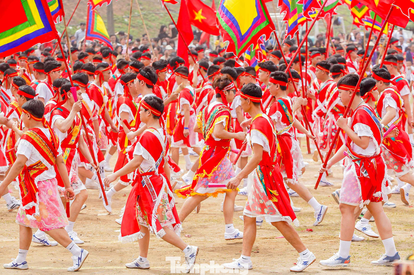 Đặc sắc nhất là Nghiềm quân. Gồm toàn bộ các trai kiệu tham gia rẻo cày nghiềm quân quanh các di tích của địa phương. Sau đó về Ải cả vào vòng xoáy trôn ốc.