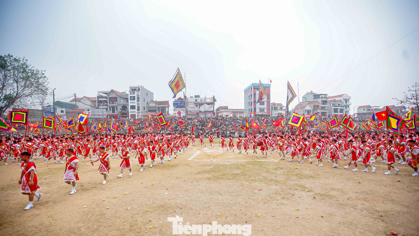 Sau hiệu trống thúc, quân đi từ trong đình ra sân, sau đó di chuyển vòng tròn, tạo nên những vòng tròn xoáy, càng vào trong quân càng di chuyển với tốc độ cao và tiếng hô vang.