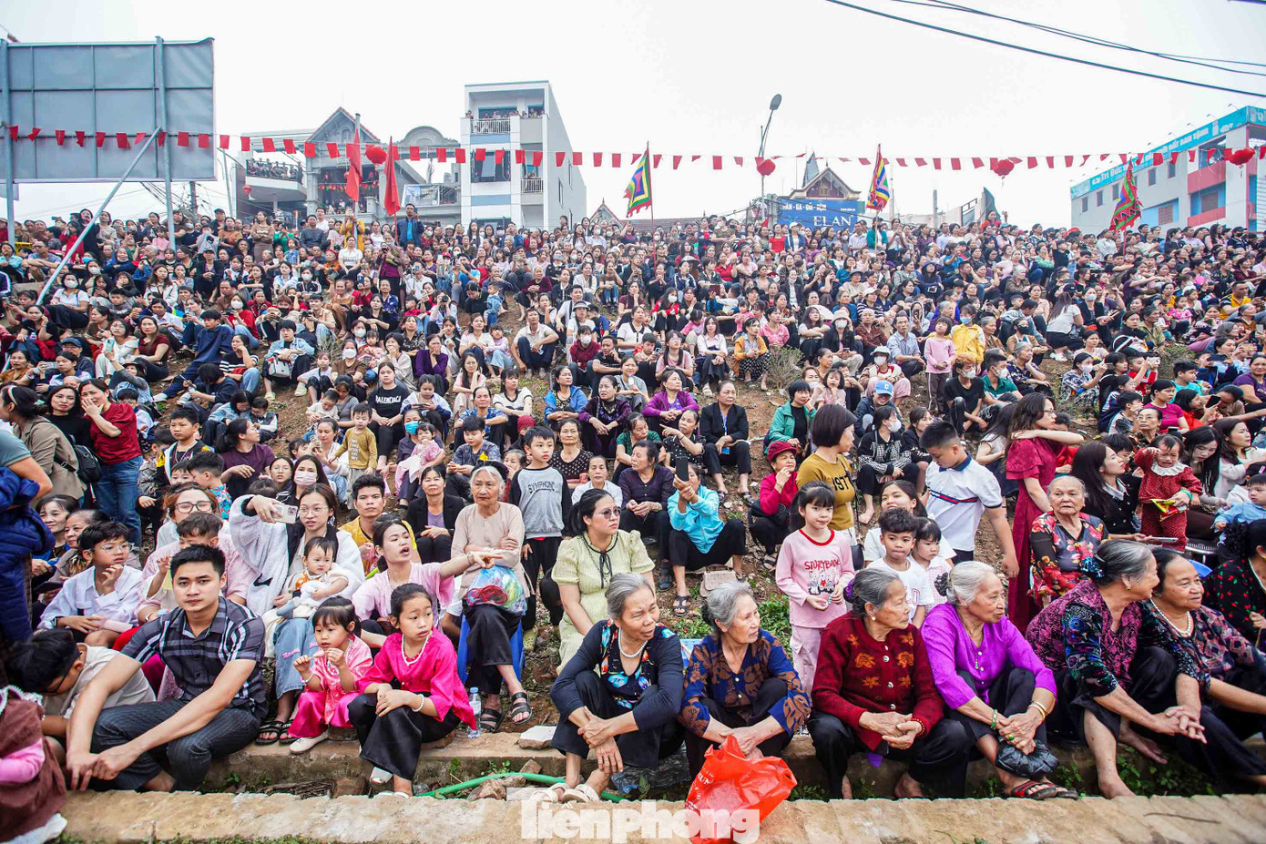 Hàng nghìn người dân địa, du khách thập phương đến tham dự lễ hội, vây kín sân chứng kiến lễ Nghiềm quân.