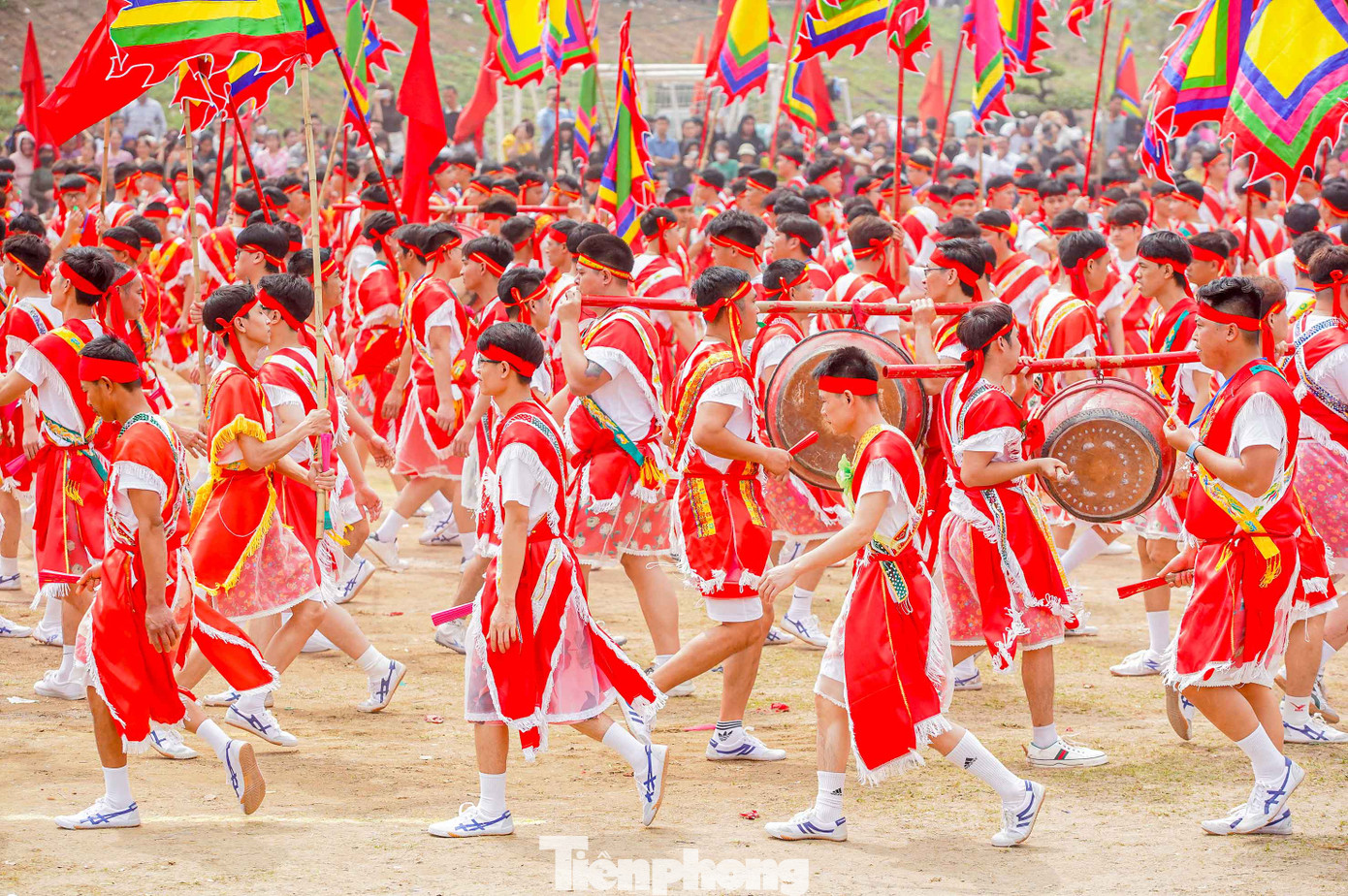 Đặc sắc nhất là Nghiềm quân. Gồm toàn bộ các trai kiệu tham gia rẻo cày nghiềm quân quanh các di tích của địa phương. Sau đó về Ải cả vào vòng xoáy trôn ốc.
