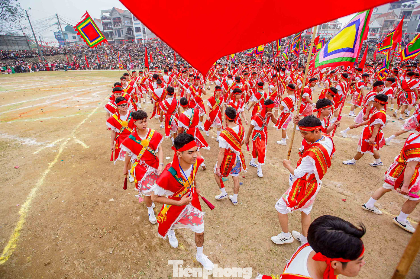 Đặc biệt, người tướng cầm lá cờ đại phướn thể hiện những động tác phá vòng vây đầy tài nghệ và uyển chuyển.